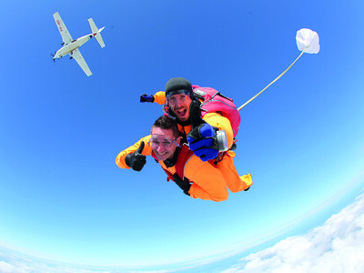 Parachutesprong voor 1 boven de Waddeneilanden