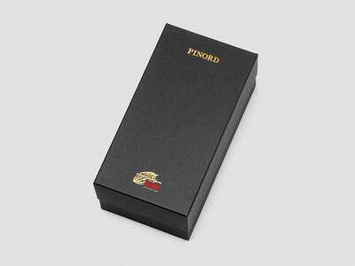 Caja Bodegas Pinord a domicilio: botella de cava, botella de tinto y chocolates
