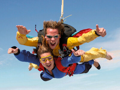 Parachutesprong boven Zeeland voor 1 persoon