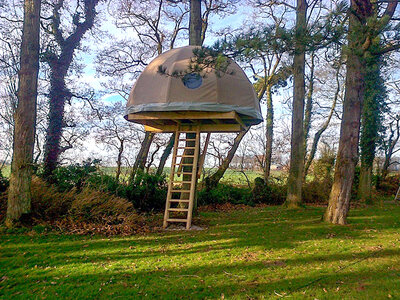 Escapade insolite en cabane dans les arbres en Normandie