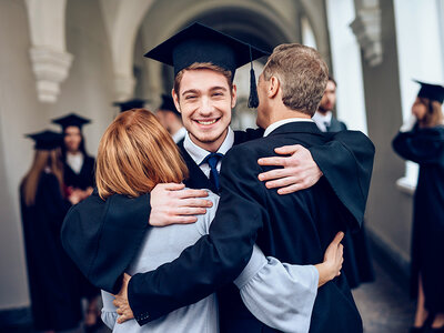 Coffret cadeau Coffret félicitations pour un diplômé avec 1 nuit en Europe avec souper, spa ou aventure