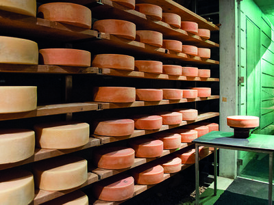 100% Schweizer Abenteuer bei einem Besuch der Vallorbe-Höhlen und einem köstlichen Käse