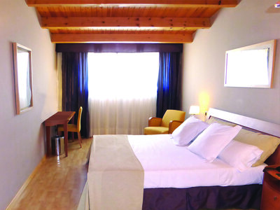 Caja Destino Sitges: 1 noche en suite con desayuno en Hotel Estela Barcelona 4*