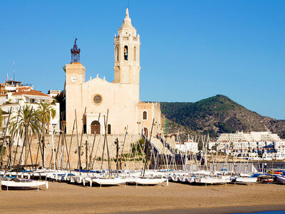 Caja regalo Escapada en Sitges: 1 noche en suite junior y desayuno en Hotel Estela Barcelona 4*