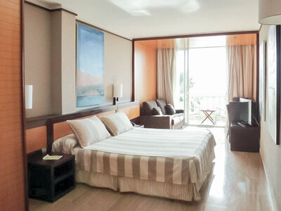 Caja Escapada en Sitges: 1 noche en suite junior y desayuno en Hotel Estela Barcelona 4*