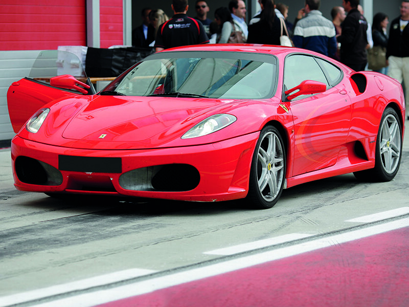 Conduce un Ferrari con Formula GT 1 Experiencia de conducción en Circuito o Carretera para 1 o 2 Personas Caja Regalo para Hombres Smartbox Caja Regalo para Hombres