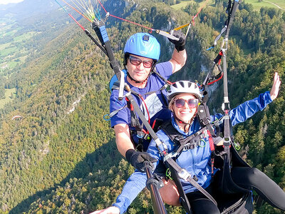 Geschenkbox Aufregender 10-minütiger Paragliding-Flug über die schöne Juralandschaft