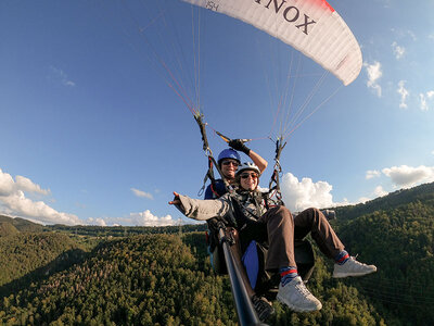 Box Aufregender 10-minütiger Paragliding-Flug über die schöne Juralandschaft