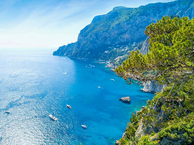 Cofanetto regalo Incantevole Capri: suggestivo tour in barca di 8 ore per 2 persone