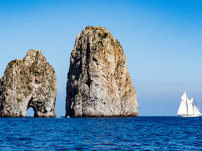 Incantevole Capri: suggestivo tour in barca di 8 ore per 2 persone