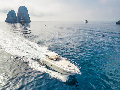 Cofanetto Incantevole Capri: suggestivo tour in barca di 8 ore per 2 persone