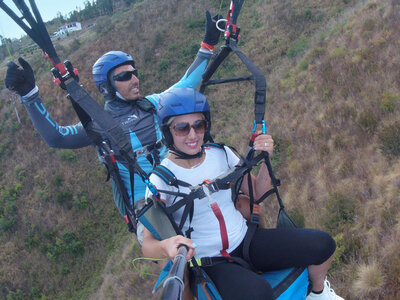 Cofanetto 1 suggestivo volo in parapendio biposto per 2 persone in Sicilia