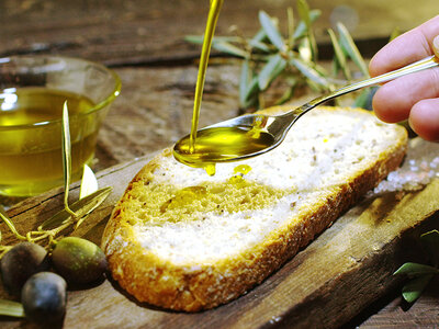 6 bottiglie di olio EVO sicliano o ligure, paté di olive e carciofini sott’olio a casa tua