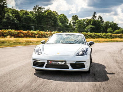 Stage de pilotage : 4 tours sur le circuit de Dijon-Prenois au volant d’une Porsche Cayman