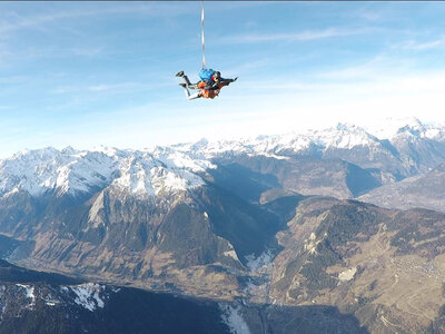 Box Helikopter und Tandem-Fallschirmsprung über die Alpen für 2