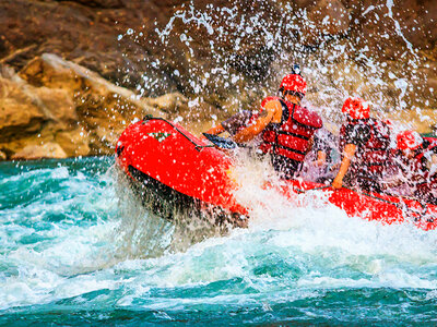 Divertimento con gusto: un'adrenalinica discesa in rafting per 2 persone con snack incluso