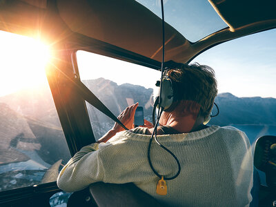 Box Ein 30-minütiger Helikopterflug mit Privatpilot durch die wunderschöne Schweizer Bergwelt