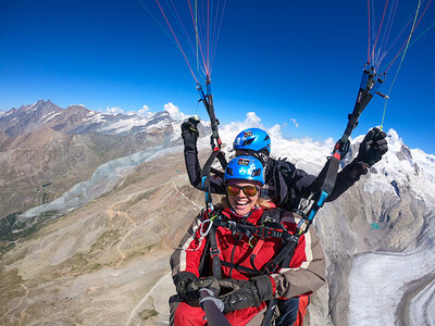 Suggestivo volo in parapendio biposto nel Canton Vallese