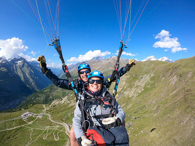 Geschenkbox Atmosphärischer Tandem-Paragliding-Flug im Kanton Wallis