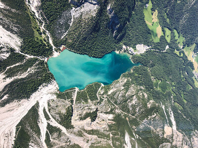 Cofanetto Magiche Dolomiti dall'alto: esclusivo volo in elicottero sul Lago di Braies per 5 persone