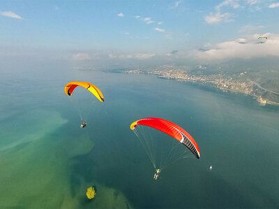 Ein unglaublicher Tandemflug mit dem Gleitschirm über den Genfer See und die Schweizer Alpen