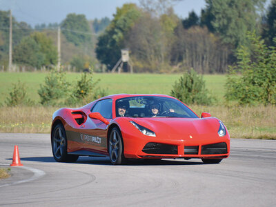 Coffret cadeau 4 tours au volant d'une Ferrari F488 sur le circuit de Dijon-Prenois