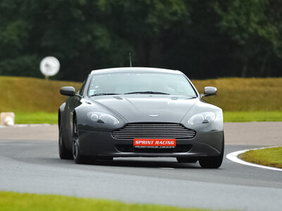 4 à 8 tours au volant d'une voiture de course au choix sur le circuit de Mettet pour 1 personne