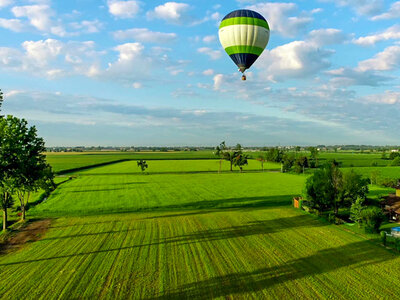 Cofanetto Tra nuvole e sapori: esclusivo volo pomeridiano in mongolfiera con aperitivo tipico e gadget