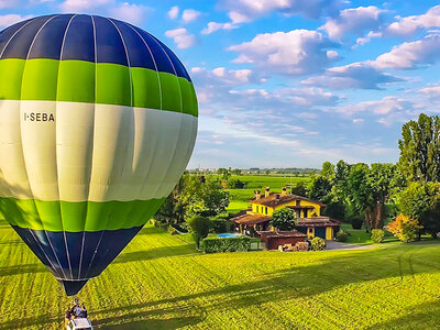 Cofanetto Io & te tra le nuvole: esclusivo volo in mongolfiera di 1h con briefing, colazione e gadget