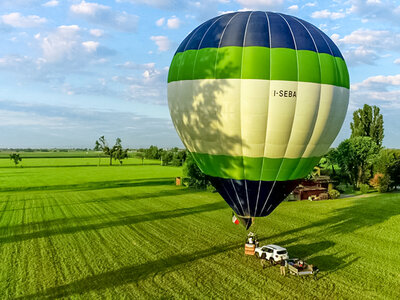 Cofanetto Magico tramonto in mongolfiera: esclusivo volo di gruppo di 1h con aperitivo incluso per 4