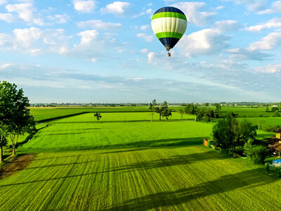 Magico tramonto in mongolfiera: esclusivo volo di gruppo di 1h con aperitivo incluso per 4