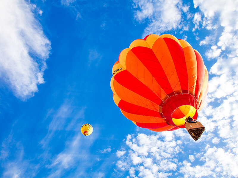 Magico tramonto in mongolfiera: esclusivo volo di gruppo di 1h con aperitivo incluso per 4