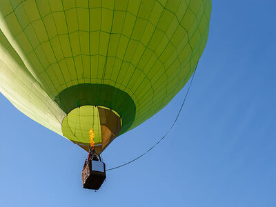 Cofanetto regalo Due cuori tra le nuvole: esclusivo volo in mongolfiera di 1h con briefing e colazione