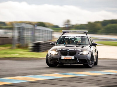 Coffret Baptême de 2 tours de drift en passager d’une BMW M3 avec pilote professionnel