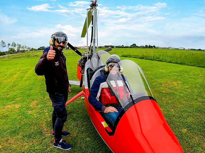 Volo in autogiro biposto di 1 ora per 2 con debriefing, foto e video ricordo