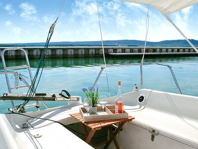 Séjour insolite de 3 jours sur un voilier avec bouteille de vin près de Metz