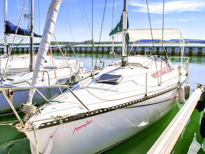 Coffret cadeau Échappée insolite de 2 jours sur un voilier avec bouteille de vin près de Metz