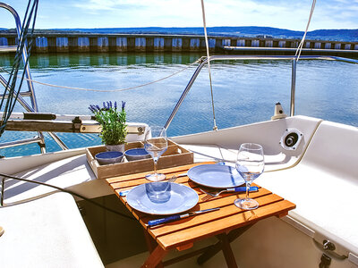 Coffret Échappée insolite de 2 jours sur un voilier avec bouteille de vin près de Metz