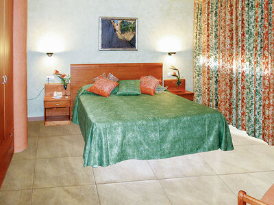 Caja 1 noche con desayuno en Hotel Fonda Neus con visita a cavas Freixent