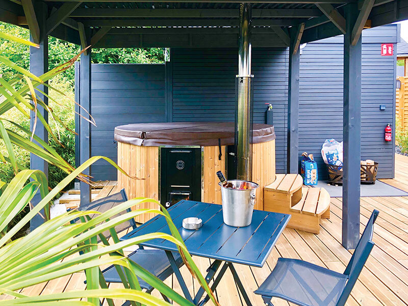 2 jours en suite avec spa privatif, dîner et champagne, près de Saint-Brieuc