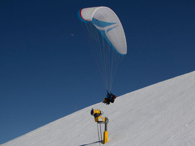 Magica notte in igloo tra meraviglie di neve, sessione di parapendio in tandem e cena a Davos