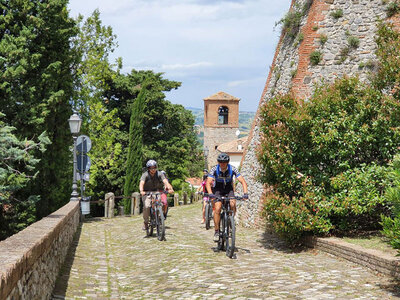 Tra gusto e avventura nelle Colline Riminesi: 1 cena di 3 portate e noleggio di e-bike