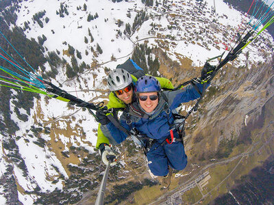 Cofanetto regalo Tra i cieli della Svizzera: emozionante volo in parapendio biposto