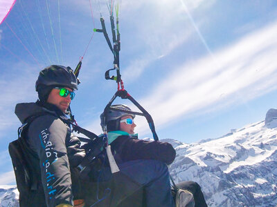 Tra i cieli della Svizzera: emozionante volo in parapendio biposto