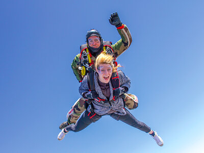 Saut en parachute sensationnel depuis l’aérodrome de Péronne