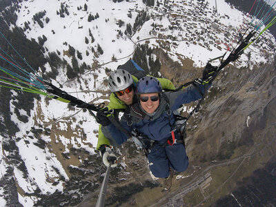 Sfide ad alta quota: un volo in parapendio di 20 minuti nel Canton Berna