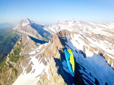 Geschenkbox Spannender 1-tägiger Einführungskurs ins Gleitschirmfliegen im Kanton Wallis