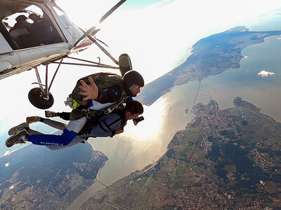 Coffret cadeau Saut en parachute au-dessus de Rochefort, Marennes et Oléron pour 2