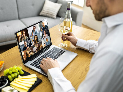 Cofanetto regalo Bollicine, Metodo Classico e Charmat: 1 degustazione digitale di 3 bottiglie, scelte da Eataly, con video per 6