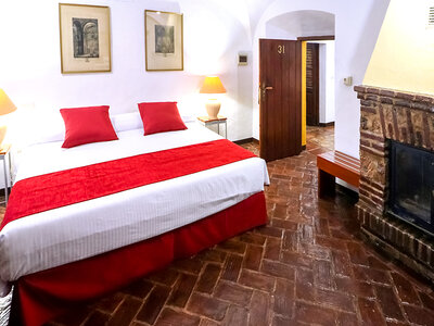 Caja regalo 1 noche en Hotel Monasterio de Rocamador y visita a bodega